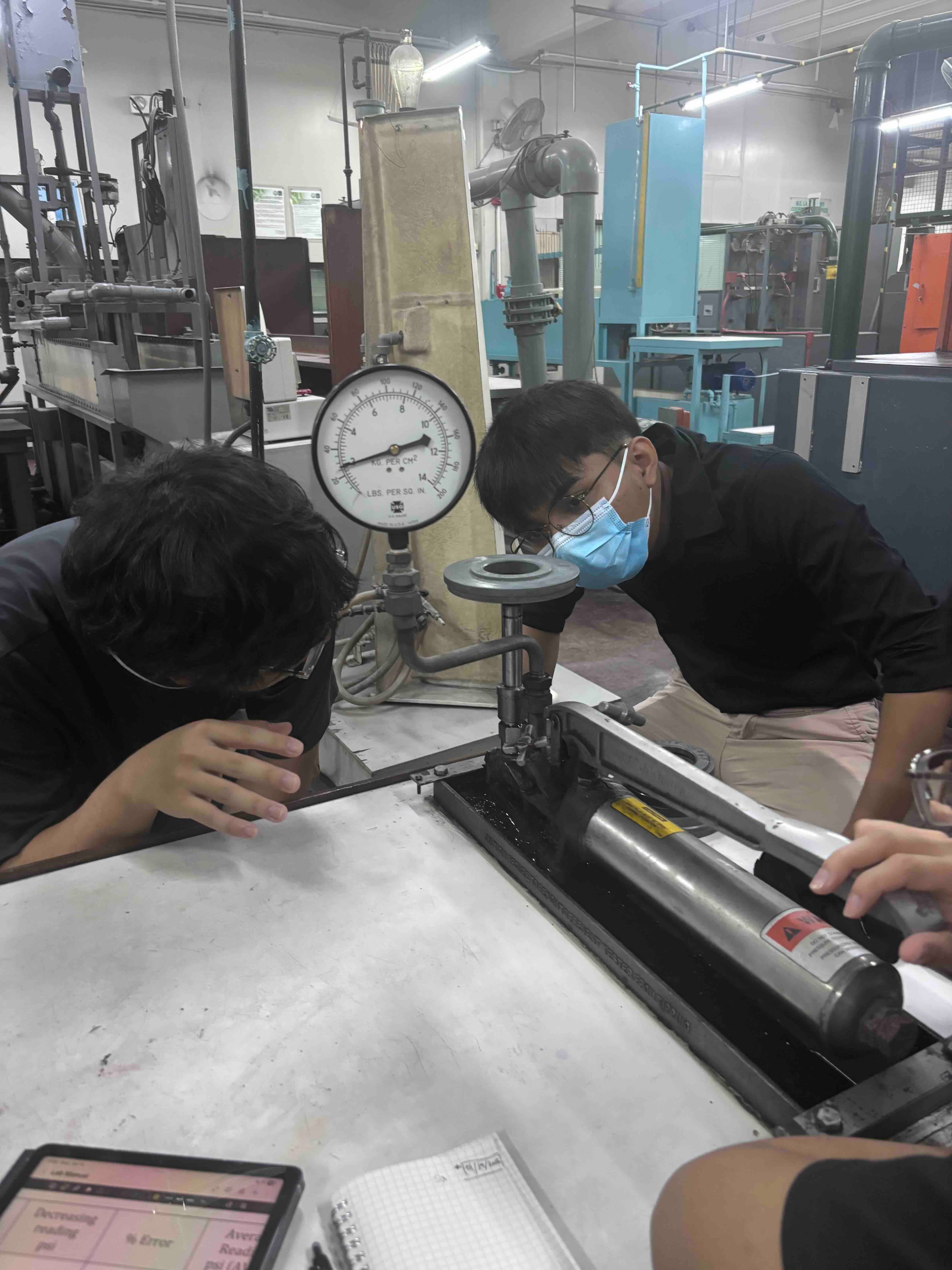 Calibrating a Bourdon Gauge with a dead weight tester — Raphael Murillo's workshop, 2026-01-20