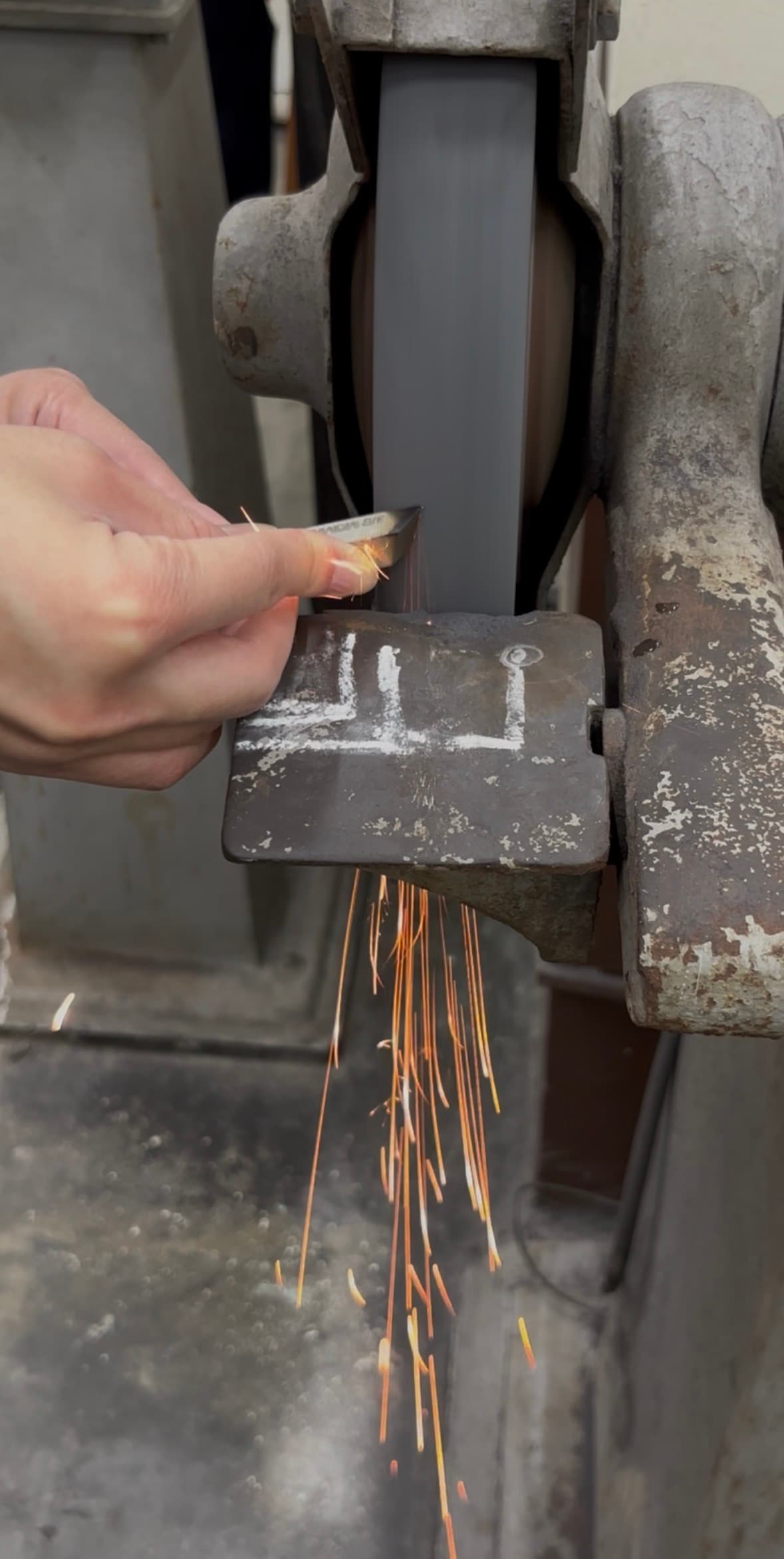 Sharpening a lathe cutting tool geometry with a bench grinder — Raphael Murillo's workshop, 2026-02-06